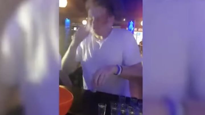 Engelsman drinkt in 1 minuut 30 shots sambuca weg! (video)