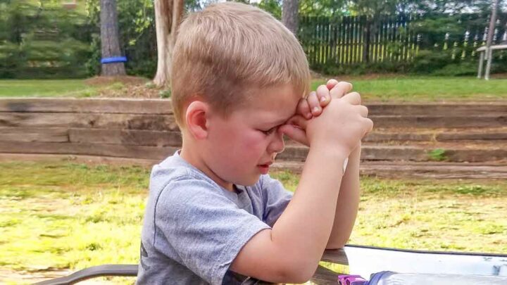 Hartverscheurend: Vierjarig jongetje bidt voor opa die ziek is door corona