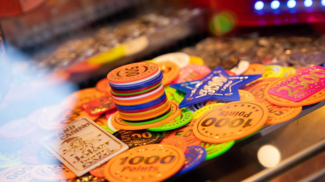 Experts laten zien hoe je altijd wint bij een coinpusher op de kermis: ”Zo moet het”