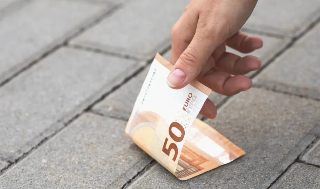 Vind je geld? Dit is wat je dan volgens de regels moet doen